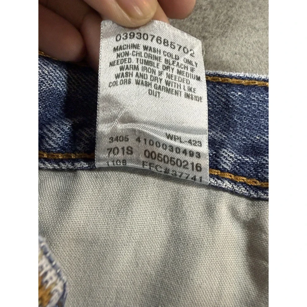 Levis tag reads